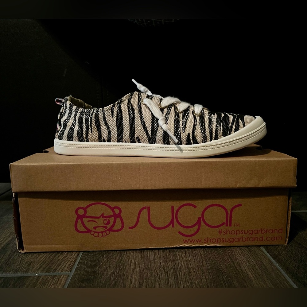 Women’s Metallic Tiger/Zebra print shoes by Sugar 8M NIB